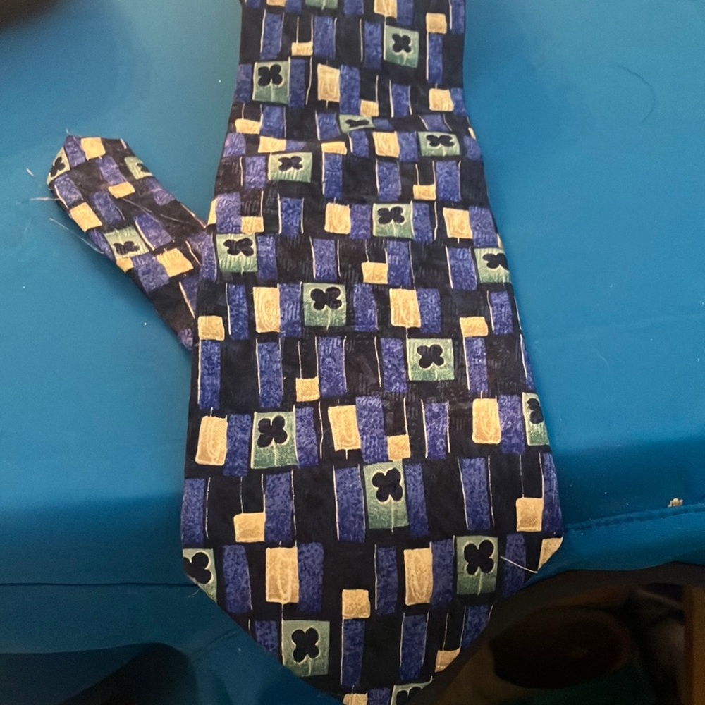 FINAL MARKDOWN Van Heusen Stylish Blue Patterned Tie